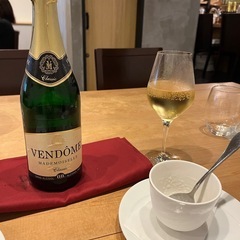 ランチに、ワインと一緒にフランスコース料理を一緒に食べに行ってくれる方、募集します。女性限定 − 東京都
