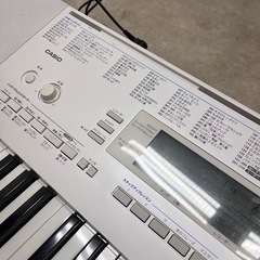 成約済み【東区】CASIO/カシオ LK-211　光ナビゲーション電子ピアノ キーボード ホワイト 楽譜付き 動作確認済み　の画像