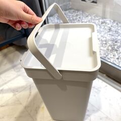 IKEA HÅLLBAR ふた付きゴミ箱 
ライトグレー, 10 lの画像