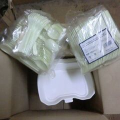 テークアウト用　器　スプーンなど　たくさんの画像