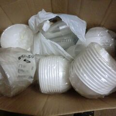 テークアウト用　器　スプーンなど　たくさんの画像