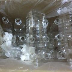 テークアウト用　器　スプーンなど　たくさんの画像