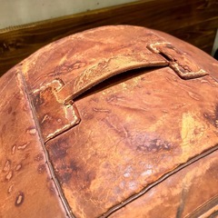 売約済み【ジモティ限定価格！】【武蔵小山店】 レザーオットマン Leather Floor Pouf フロア クッション 民族 パフ トラディショナル 皮 レザー オットマン インテリア 検) 椅子 イス ソファ  🚚 運搬無料エリア有 / 品川区 リサイクルショップ ランバールーム 武蔵小山店  ◀︎ 武蔵小山パルム 戸越銀座 隣の画像