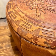 売約済み【ジモティ限定価格！】【武蔵小山店】 レザーオットマン Leather Floor Pouf フロア クッション 民族 パフ トラディショナル 皮 レザー オットマン インテリア 検) 椅子 イス ソファ  🚚 運搬無料エリア有 / 品川区 リサイクルショップ ランバールーム 武蔵小山店  ◀︎ 武蔵小山パルム 戸越銀座 隣の画像