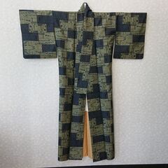 【中古品】【長期保管品】　着物　緑濃淡地　柄入り