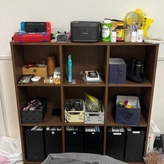 九つの区画がある正方形のキャビネット。
