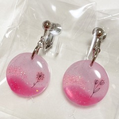 ハンドメイド UVレジン 桃色のイヤリング