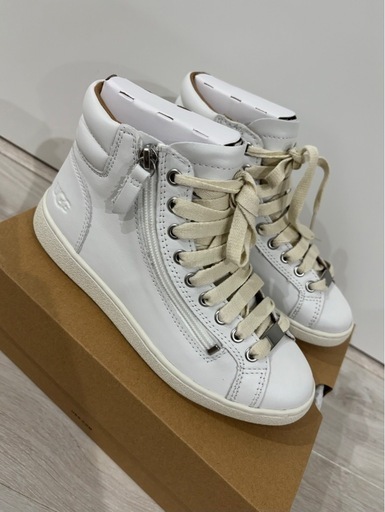 UGG W OLIVE レザー　ホワイト ハイカット スニーカー 23センチ 新品未使用
