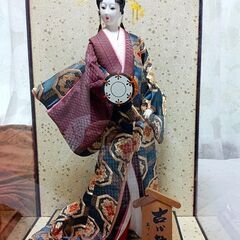 ガラスケース入り日本人形