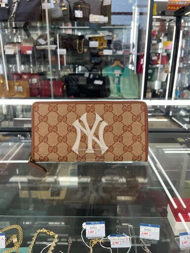 GUCCIxNY　ラウンドファスナー長財布　ニューヨークヤンキース　547791　ベージュxブリックレッド　GGキャンバスxレサ　IKD-480