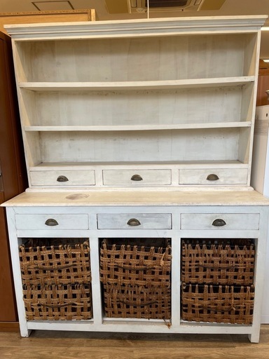 カントリー調カップボード