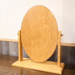 IDC OTSUKA(大塚家具)取扱いMATSUSO(松創)の卓上ミラーです。バーズアイメープルの艶やかな光沢感と高級感のあるフォルムがアクセントになる卓上鏡はチェストの上に置いてドレッサーに♪の画像