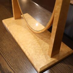 IDC OTSUKA(大塚家具)取扱いMATSUSO(松創)の卓上ミラーです。バーズアイメープルの艶やかな光沢感と高級感のあるフォルムがアクセントになる卓上鏡はチェストの上に置いてドレッサーに♪の画像