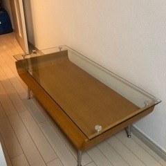 ガラスのローテーブル