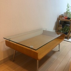 ガラスのローテーブルの画像