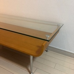 ガラスのローテーブルの画像