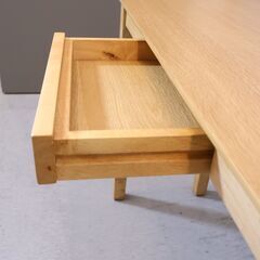 dinos(ディノス)で取り扱われている天然木オーク材デスクです。天板にオーク材を使用したナチュラルテイストの事務机。コンパクトなサイズ感はPCデスクや在宅ワークの机にオススメ♪の画像