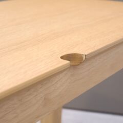 dinos(ディノス)で取り扱われている天然木オーク材デスクです。天板にオーク材を使用したナチュラルテイストの事務机。コンパクトなサイズ感はPCデスクや在宅ワークの机にオススメ♪の画像