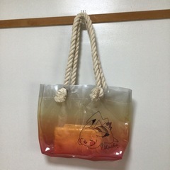 眠りピカチュウビニールトートの画像