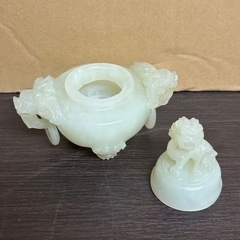 k1004617 中国美術 翡翠 香炉 獅子彫刻3本足香炉 唐物 翡翠 玉石製 獅子彫刻三足香炉 香道具  置物  香道具 骨董 美術品 現状品 中古品の画像
