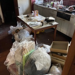 解体工事、不用品回収などの作業！正社員募集！！日給10000円〜、交通費支給！の画像
