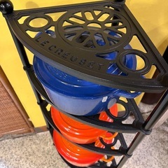 《売約済》【池上店】【～4/14限定SALE！店内全品20%お値引き！】  LE CREUSET ル・クルーゼ ポットスタンド 5段 マットブラック コーナースタンド コーナーチェスト 棚 おしゃれ モダン 鋳物 ホーロー 鍋 ガス IH オーブン 対応 🚚運搬無料エリア有 の画像