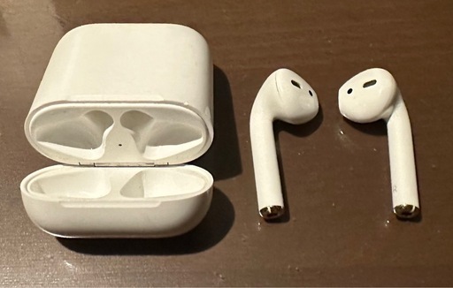 Apple AirPods ワイヤレスイヤフォン ホワイト 充電ケース付き