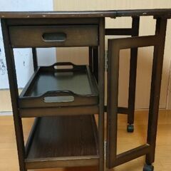 折りたたみできるワゴンテーブルです