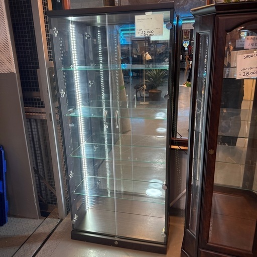 鍵付きガラスのショーケース