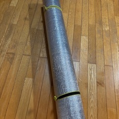 折り畳みイス二個とアルミ加工ロールマットのセットの画像