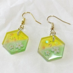 ハンドメイド UVレジン ピアス