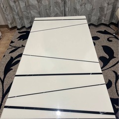 大理石テーブルの画像