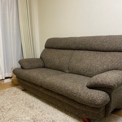 背もたれが高いソファーの画像