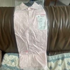 ピンクのワイシャツ