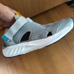 スニーカー　サンダルの画像