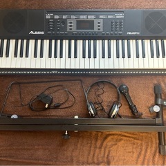 スタンド付き　キーボード　マイク、ヘッドホン付き　椅子なし