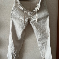クリーム色 スリムフィット スラックスの画像