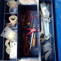 道具箱　ネジ　ケーブルなどの画像