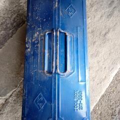 道具箱　ネジ　ケーブルなどの画像