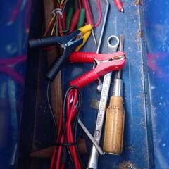 道具箱　ネジ　ケーブルなどの画像