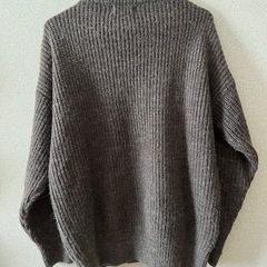 栗色 ニットセーター 袖に刺繍あり ルーズフィットの画像