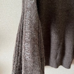 栗色 ニットセーター 袖に刺繍あり ルーズフィットの画像