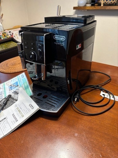 「商談中
」おうちでカフェ気分。Made in Italy DeLonghi MAGNIFICA S 