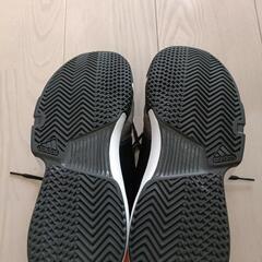 adidasテニスシューズの画像