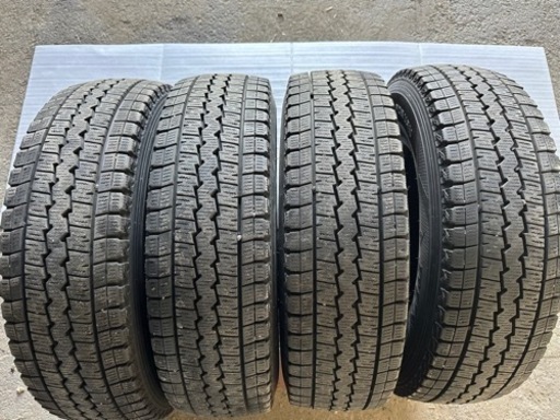 【値下げしました】　ハイエース　スタッドレス　195/80-15R   LT　　　