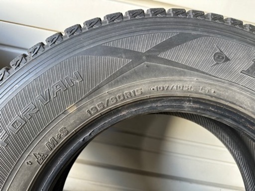 【値下げしました】　ハイエース　スタッドレス　195/80-15R   LT　　　