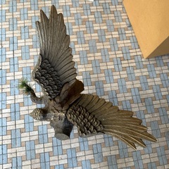 鷹の置き物の画像