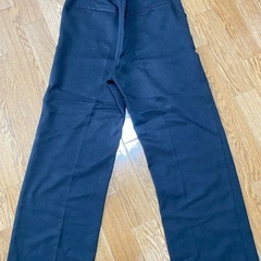 ブラックのワイドパンツ