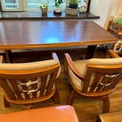 ダイニングテーブルセット　テーブル&回転椅子の画像