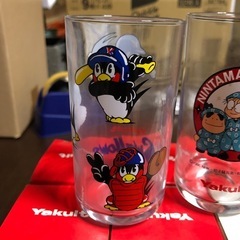 ヤクルトスワローズと忍たま乱太郎のグラスセットの画像